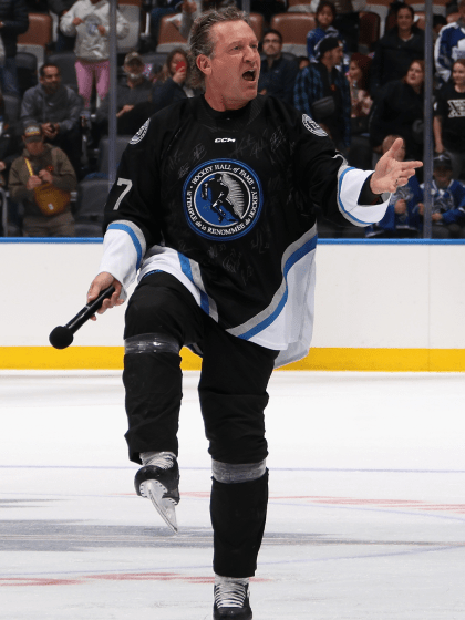 Jeremy Roenick puts on show at Hockey Hall of Fame Legends Classic