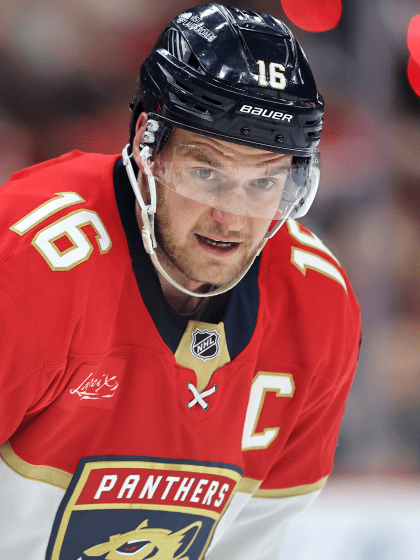 Aleksander Barkov wins 2025 Selke, King Clancy Trophies