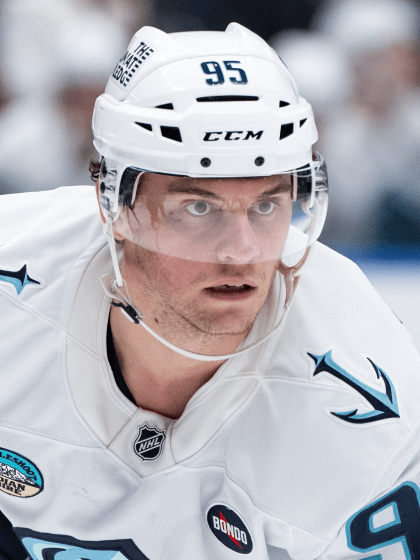 Andre Burakovsky traded to Chicago by Seattle for Joe Veleno