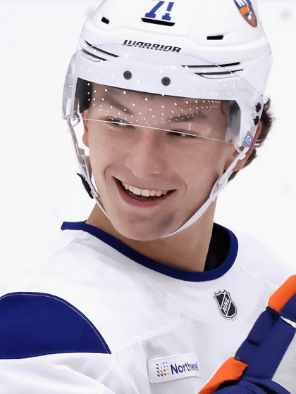 Schaefer enfile uniforme Islanders première fois