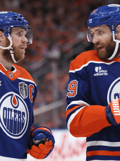 Connor McDavid und Leon Draisaitl spielen fuer Edmonton Oilers in derselben Reihe