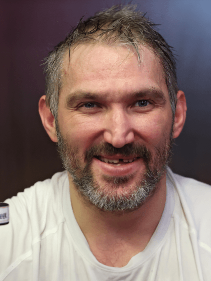 Alex Ovechkin becomes 1st player with 900 NHL goals