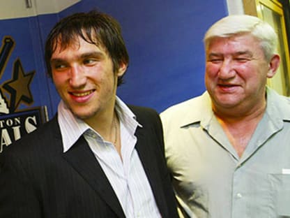 Порно видео поставил на колени и дал в рот