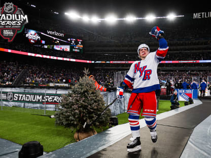 Panarin caps off dramatic finish for Rangers in Stadium Series