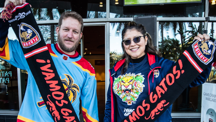 Fans with scarves at Vamos Gatos Night