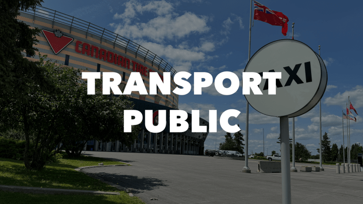 Texte blanc en gras indiquant « Transport public » avec la station de taxi à l'extérieur du Centre Canadian Tire en arrière-plan